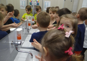 Przedszkolaki myją ręce
